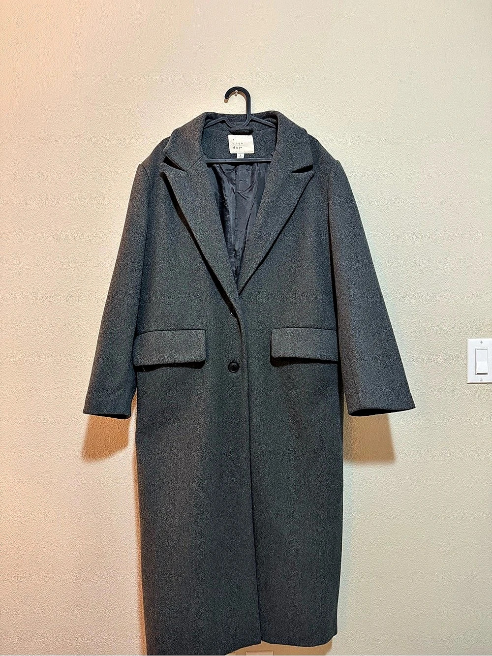 s. - n e w d a y - - Gray Long Coat Size Large Like New